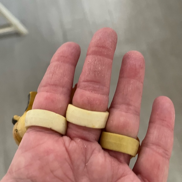 Three vintage looking holiday rings, made of rubber - Picture 13 of 13